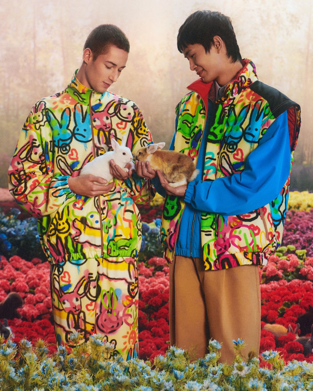Gucci新年别注系列以七彩抢眼的色彩挂帅，喷漆的多彩兔子图案带来丰富视效。